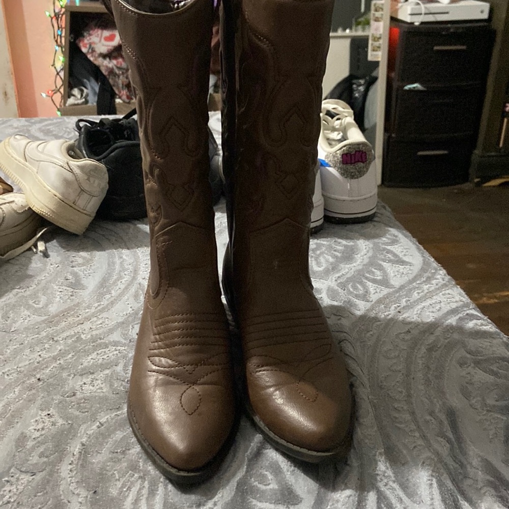Women’s pointed toe brown boots
